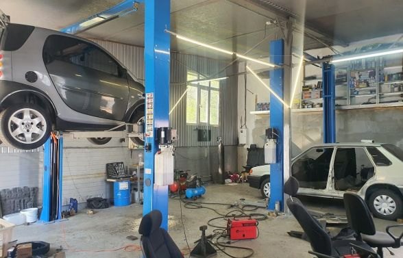 Цех автосервиса: авто на подъёмниках